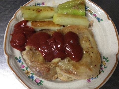 重しをかけて焼く鶏モモステーキ(チリソース味)